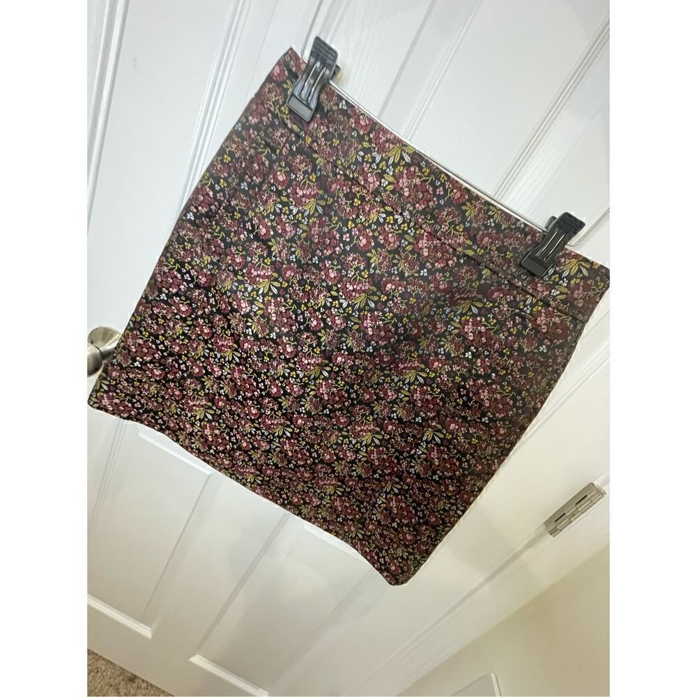 Loft size 8 women’s black floral skirt